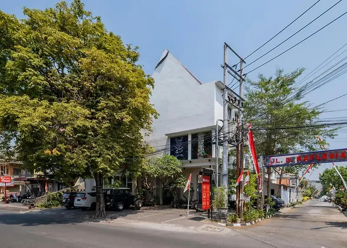 RedDoorz Premium @ Jalan CengkehHotel Malang